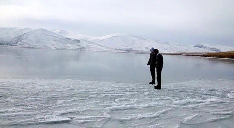 Ardahan'daki Çıldır gölü tamamen dondu!