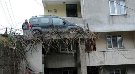 Otomobilini park edecek yer bulamayınca balkonu otopark yaptı!