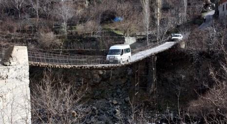 Artvin'in Irmakyanı köylülerinin evlerine ulaşabilecekleri tek yol asma köprü!