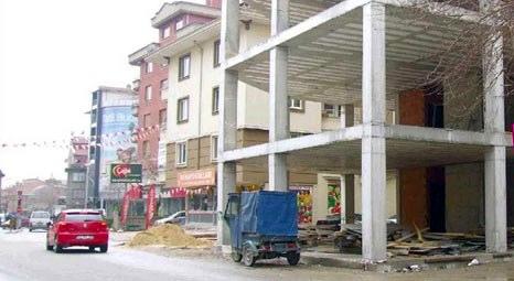 Konya Meram’da tabelası olmayan inşaat 3 metre yola taştı!
