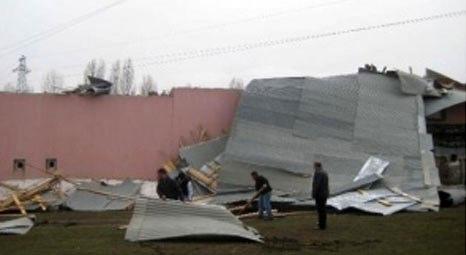 Muş'ta fırtına nedeniyle çok sayıda ev ve iş yerinin çatısı uçtu!