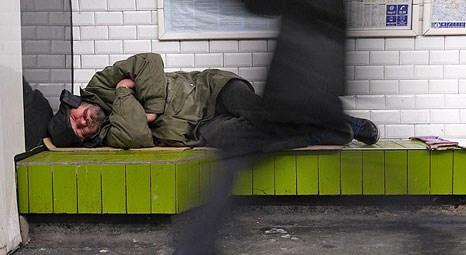 Fransa'nın başkenti Paris'in metroları evsizlerin mekanı oldu!
