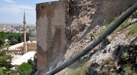 Tarihi Urfa Kalesi'nde çöken surun arkasındaki toprağın boşaltılması için arkeolojik kazı başlatıldı!