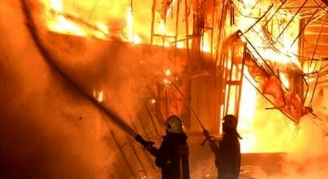 Adana'da ısı yalıtım malzemeleri üreten fabrikada yangın çıktı!