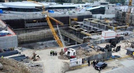 Yenikapı Unkapanı arasındaki metro inşaatında vinç devrildi!