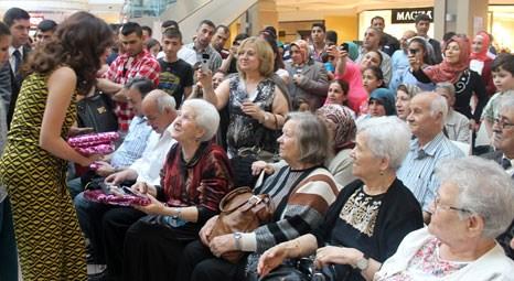 Ebru Yaşar Anneler Günü’nde huzur evi anneleri ile birlikte Kale Outlet Center’deydi!