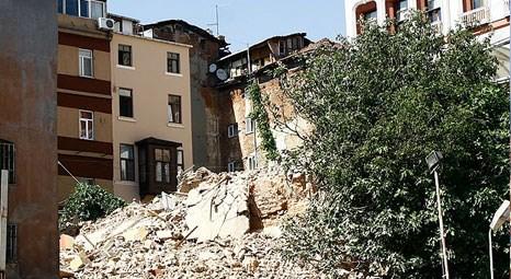 Beyoğlu'nda 7 katlı metruk bina çöktü!