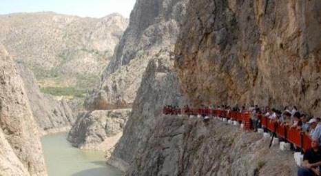 Dünyanın en yüksek asma köprüsü Sırat On Fırat Erzincan’daki Karanlık Kanyon’a yapılacak!