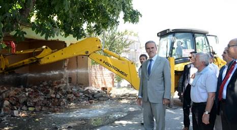 Bursa Büyükşehir Belediyesi, Köklü Cadde'de kalan binalardan kamulaştırılan 5’nin yıkımını başlattı!