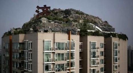 Çin’de yaşayan bir prefesör apartmanın çatısına dağ evi yaptı!