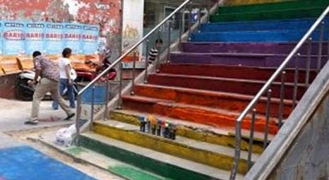 Ankara Kuğulu Park'taki Yazanlar Sokağı'nın merdivenleri rengarenk boyandı!