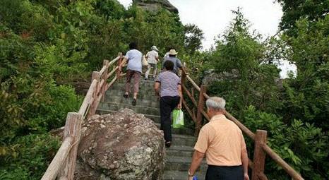 Çin'de turist ilgisi köprüyü çökertti
