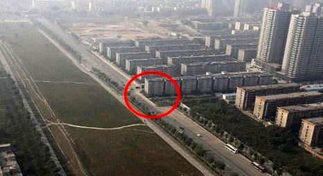 Çin’de apartman bloğu yeni yapılan otoyolun ortasında kaldı