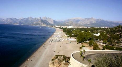 Antalya'da yerli ve yabancı turistler Konyaaltı Plajı'na akın etti