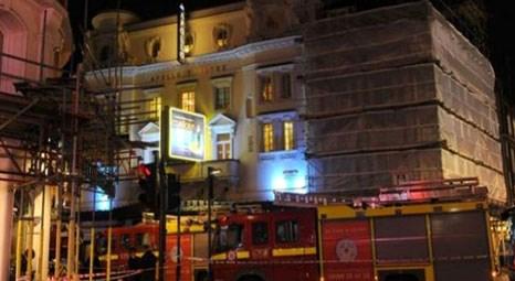 Londra Apollo Tiyatrosu’nun tavanı çöktü