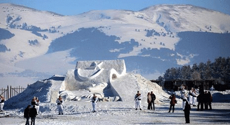 Sarıkamış’ta lise öğrencileri, kardan şehit heykelleri yaptılar