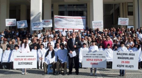 Balçova Arsa Mağdurları Konak Meydanı'nda eylem yaptı