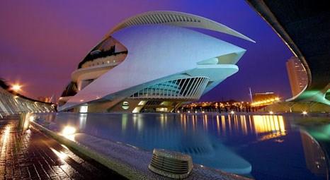 Valencia'daki The Palau de les Arts Reina Sofia'nın çatısı uçtu