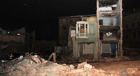 Fatih'te 3 katlı eski bir bina çöktü
