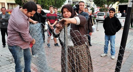 Alanya'da belediyeye tepki için kaldırımı tel örgüyle kapattılar