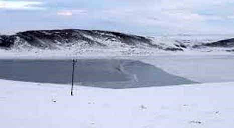 Kars Aygır Gölü'nün üzeri soğuk hava dolayısıyla tamamen buzla kaplandı