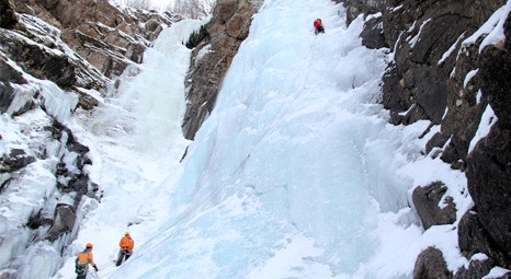 Erzurum’da dağcılar Türkiye'nin en uzun donmuş şelalesine tırmandı