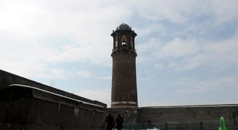 Erzurum’da 817 yıllık saat kulesi zamana meydan okuyor