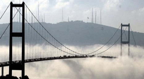 İstanbul’daki yoğun sis ile Boğaz Köprüsü görünmez hale geldi 