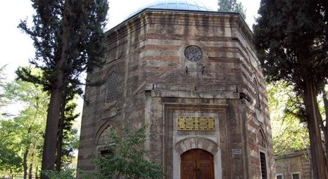 Ziyaretçiler Şehzade Mustafa türbesindeki restorasyonu yavaşlatıyor