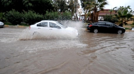  Mersin'de şiddetli yağış nedeniyle su baskınları yaşandı 