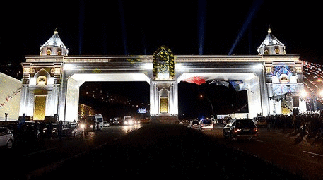 Ankara'ya yapılan devasa sembol kapıların açılışı gerçekleştirildi