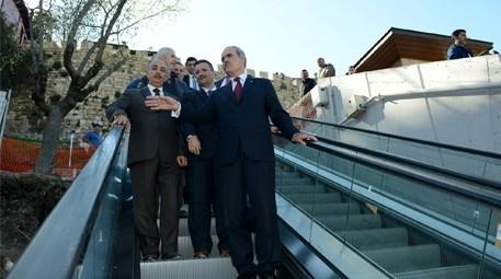 Bursa’da Balibey Han yanına yaptırılan yürüyen merdivenle Tophane’ye çıkmak kolaylaştı 