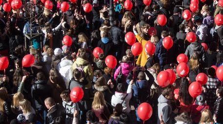 Saint Petersburg, kırmızı balonlarla süslendi