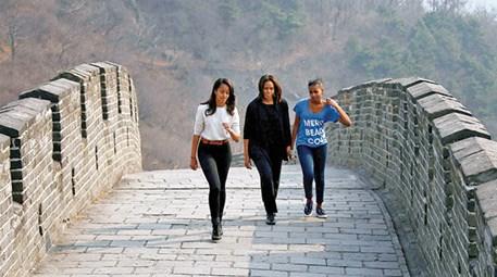 Michelle Obama kızları için Çin Seddi’nde yürüdü 