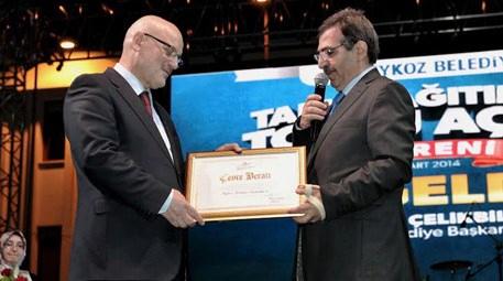 İdris Güllüce, Beykoz Belediyesi’ni Çevre Beratı ile ödüllendirdi