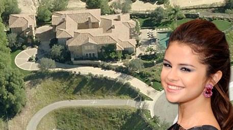 Selena Gomez, California'da 3 milyon dolara ev satın aldı