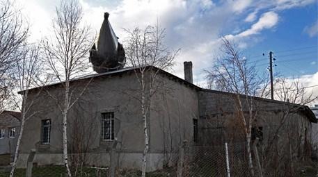Erzurum'da çıkan fırtına çatı sacından yapılan minareyi devirdi