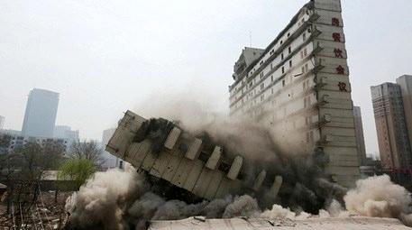 Çin'in Shenyang şehrinde yıkılan bina ortadan ikiye ayrıldı
