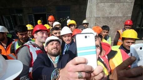 Kadir Topbaş, işçilerle 'şantiye selfie'si çektirdi
