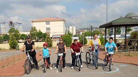 İzmir'de bisiklet severler antik kentlere pedal çevirdiler