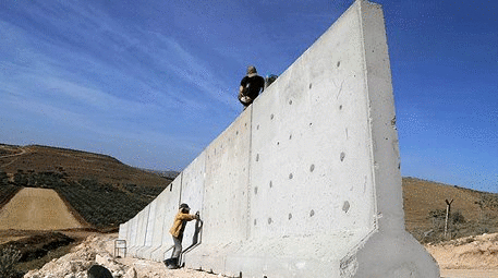 Hatay’a sınır güvenliği için taşınabilen seyyar duvar örülüyor