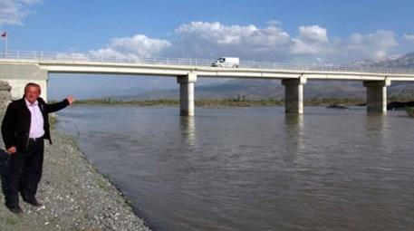 Erzincan’da Karasu Nehri’ne hayvanlar için köprü yapıldı