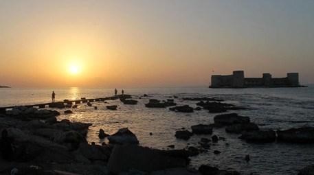 Mersin'in simgesi haline gelen Kızkalesi turistleri bekliyor