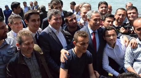 Bülent Arınç İznik'te gazetecilerle selfie çekildi