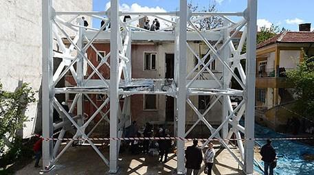 Boşaltılmış bina üzerinde ‘gerçek deprem etki deneyi’ yapıldı