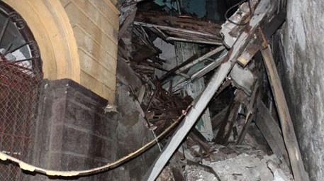 Beyoğlu’nda metruk bina çöktü