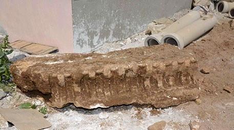 Kütahya’da kanalizasyon kazısında bin 500 yıllık arşitrav bulundu