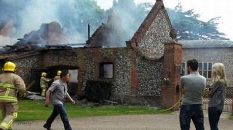 Claudia Schiffer’ın İngiltere'de bulunan şatosunda yangın çıktı 