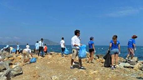 Gönüllüler Turgutreis'te plaj temizledi