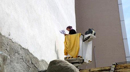 Ressam Emine Kutluca boş duvarlara hayat veriyor